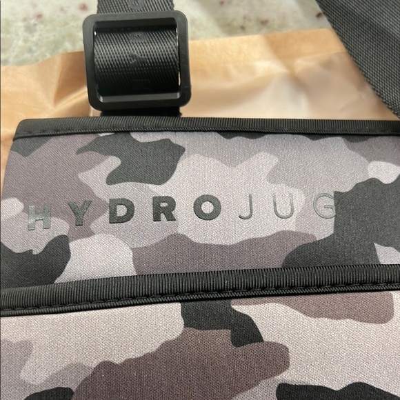 HydroJug  Camo Insulated Sleeve  in Black and Gray - Picture 4 of 7
